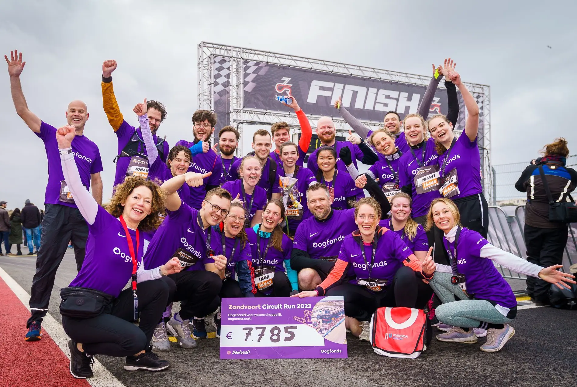 Gisteren deden maar liefst 55 deelnemers van de Hogeschool Utrecht Optometrie en Orthoptie en Optometric Leisure Association mee aan de Zandvoort Circuit Run om geld in te zamelen voor het Oogfonds om wetenschappelijk onderzoek naar oogaandoeningen en oogziektes te ondersteunen. De teller stond op € 8.785,00, maar er komen nog steeds donaties bij. Het Oogfonds is enorm dankbaar voor deze inzet en steun.