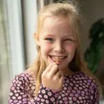 Meisje met oogprothese