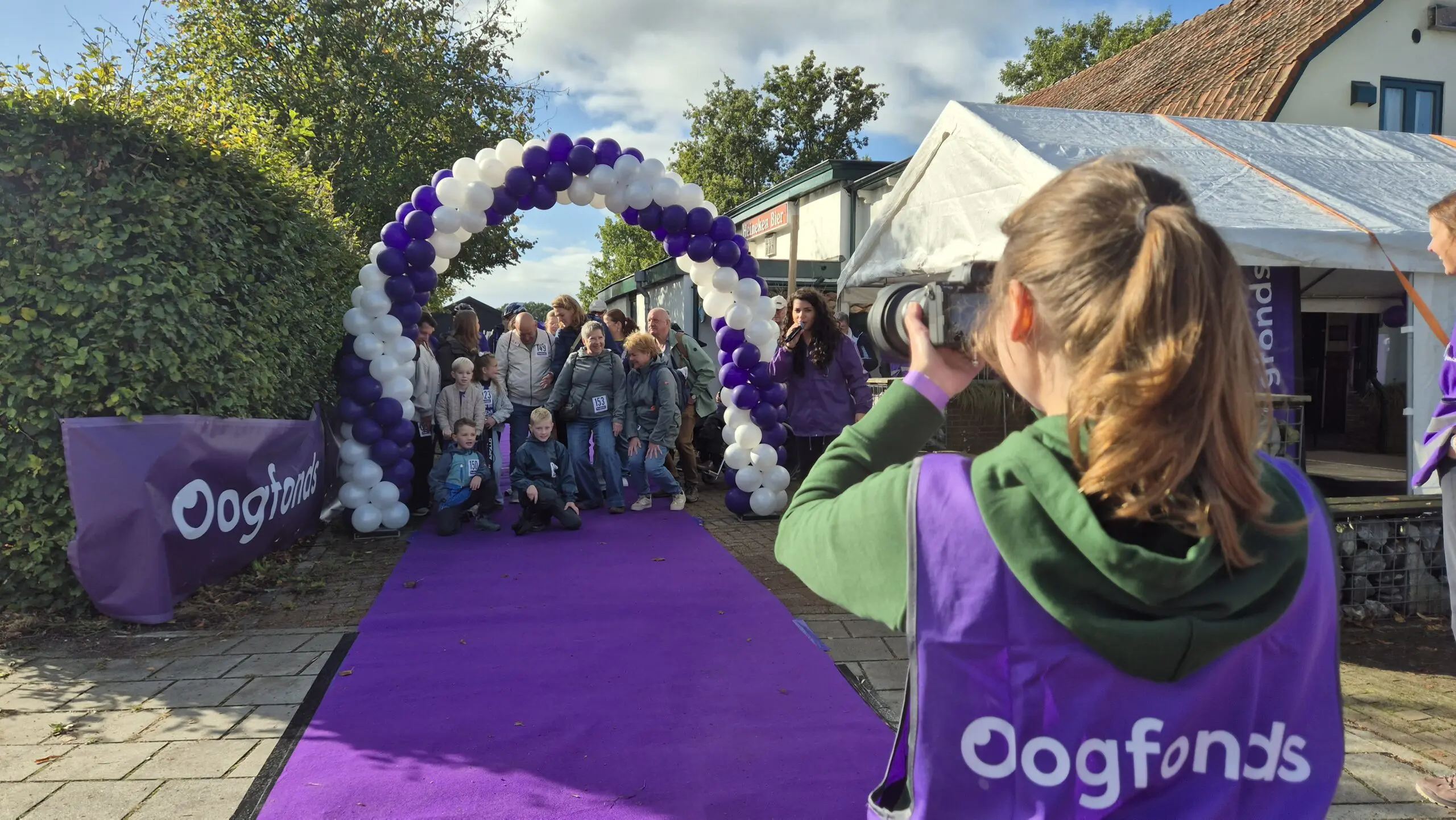 De fotograaf in actie tijdens de Walk en Ride.