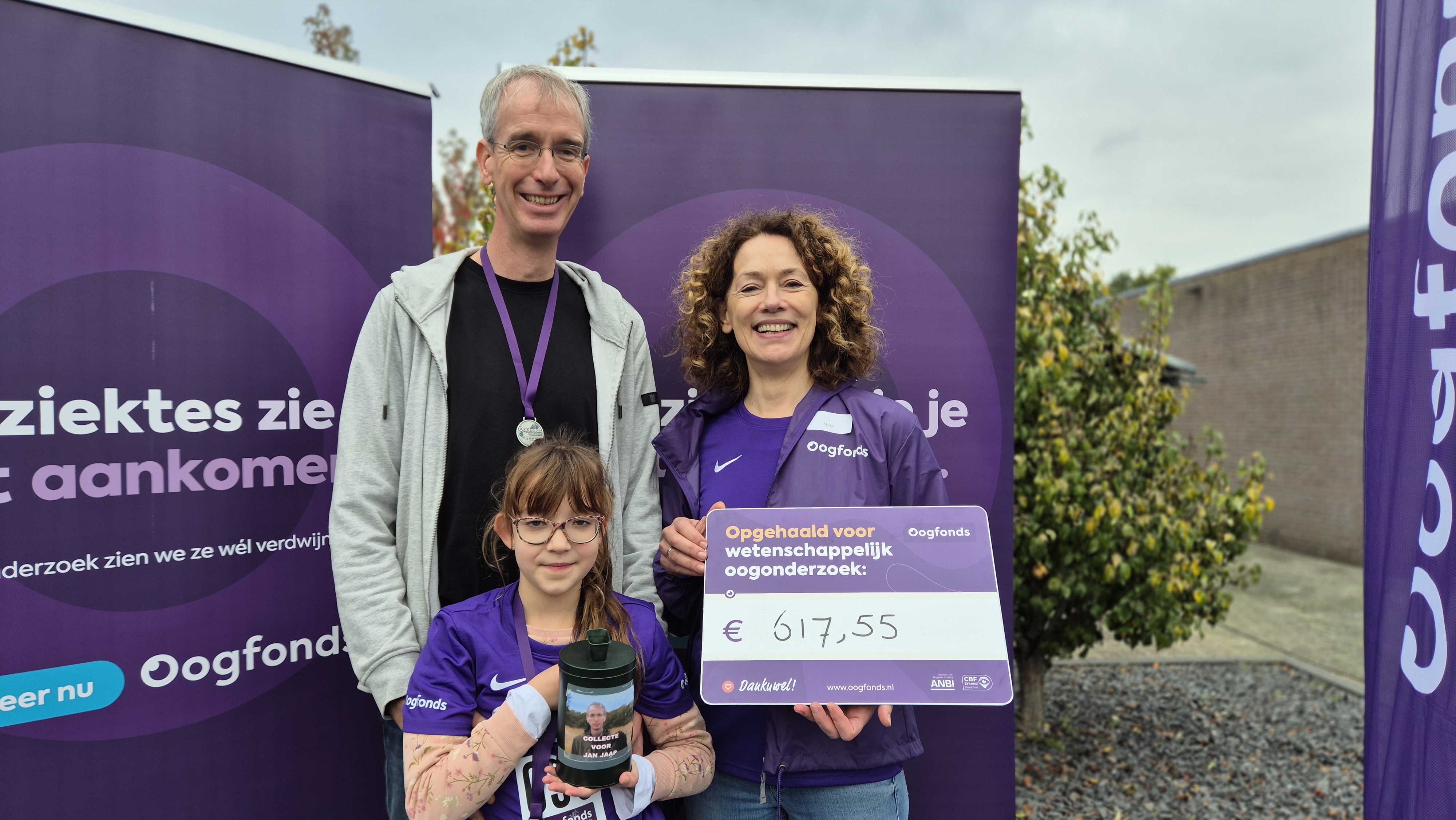 Jan-Jaap overhandigd collectebus 