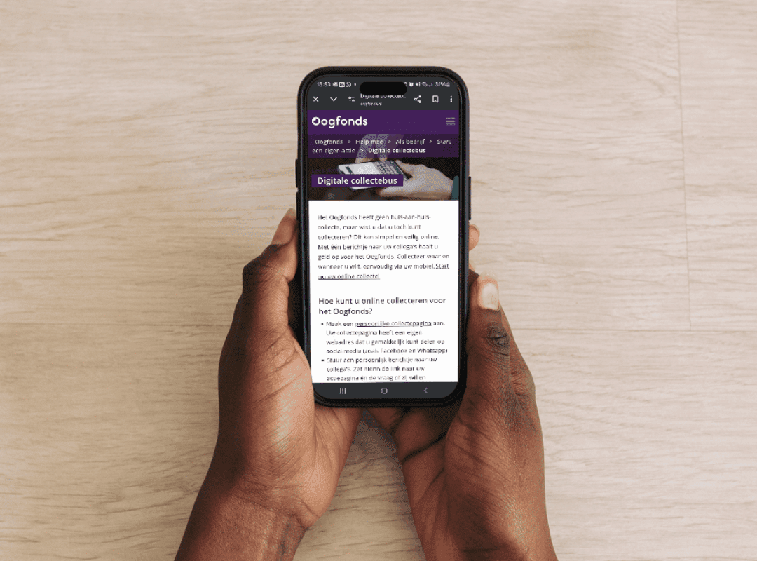 Afbeelding van twee handen die een smartphone vastheeft om een digitale collectebus te openen.