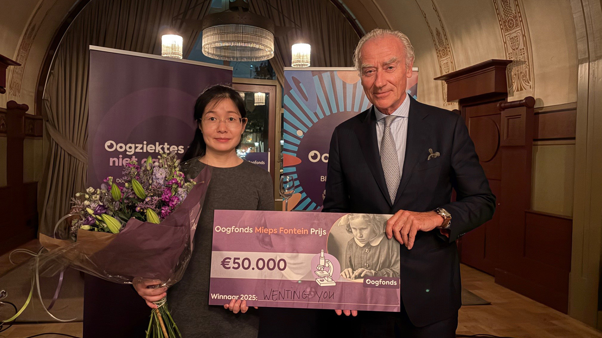 Wenting You die de eerste prijs krijgt voor haar onderzoek met Lex Fontein naast haar