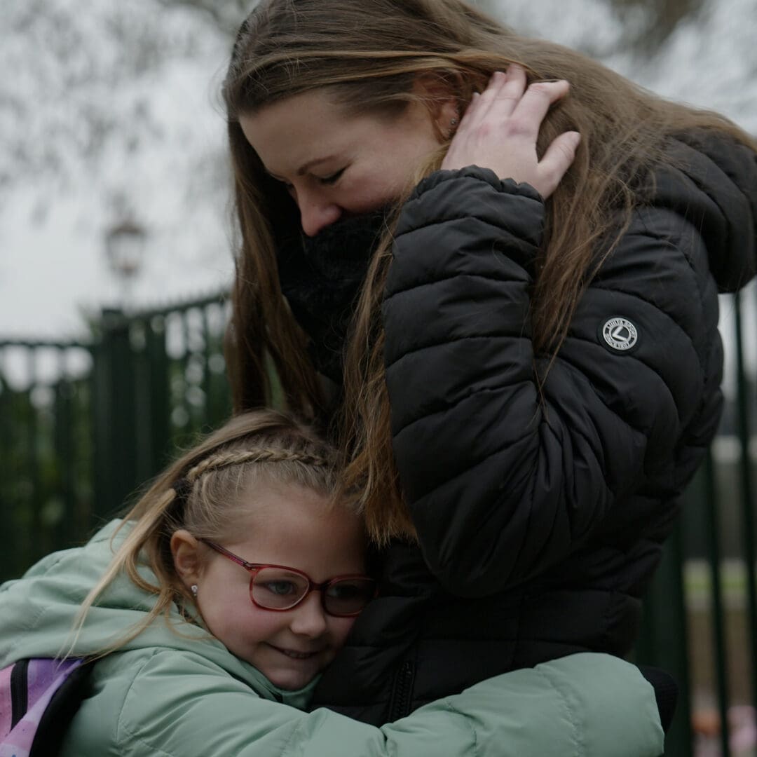 Kristy krijgt knuffel van dochter