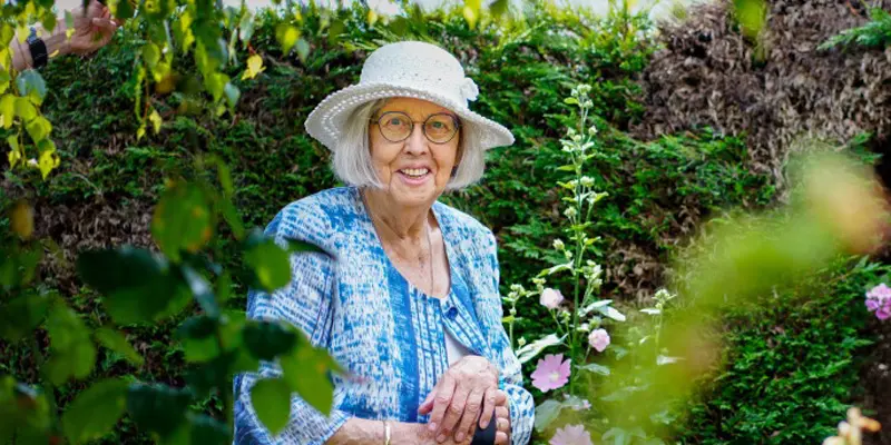Portret van Anneke Weststrate, die leeft met hoge bijziendheid en glaucoom. Ook laat zij na aan het Oogfonds.