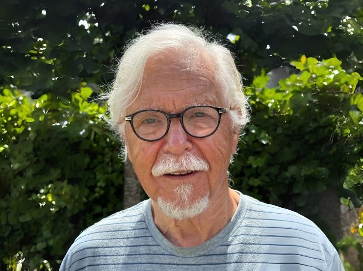 Anne Dykstra met bril, die leeft met de ziekte van Sjögren en pijnlijk droge ogen.