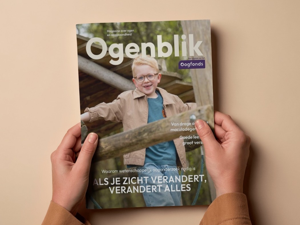 De cover van het jaarmagazine van het Oogfonds, Ogenblik, waarin informatie gegeven wordt over de meest voorkomende oogziektes, ooggezondheid en leefstijl, ervaringsverhalen, acties van het Oogfonds om het financieren van wetenschappelijk oogonderzoek mogelijk te maken en nog veel meer. Vraag nu het magazine aan en ontvang een magazine vol met betrouwbare en wetenschappelijk onderbouwde informatie.