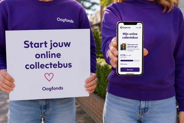 Twee deelnemers in paarse Oogfonds-truien promoten een online collectebus; één houdt een bord vast en de ander toont de collectepagina op een smartphone.