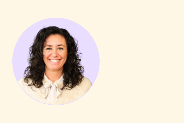 Portretfoto van Jacinta met lila achtergrond