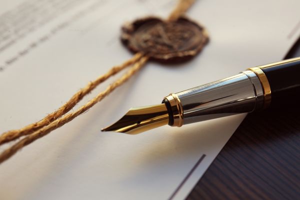 Vulpen op een officieel document met een lakzegel op de achtergrond.