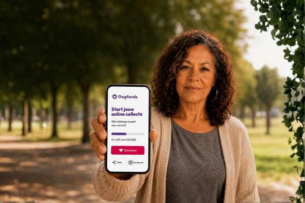 Vrouw houdt een smartphone met het Oogfonds-logo vast als symbool voor deelname aan de online collecte.
