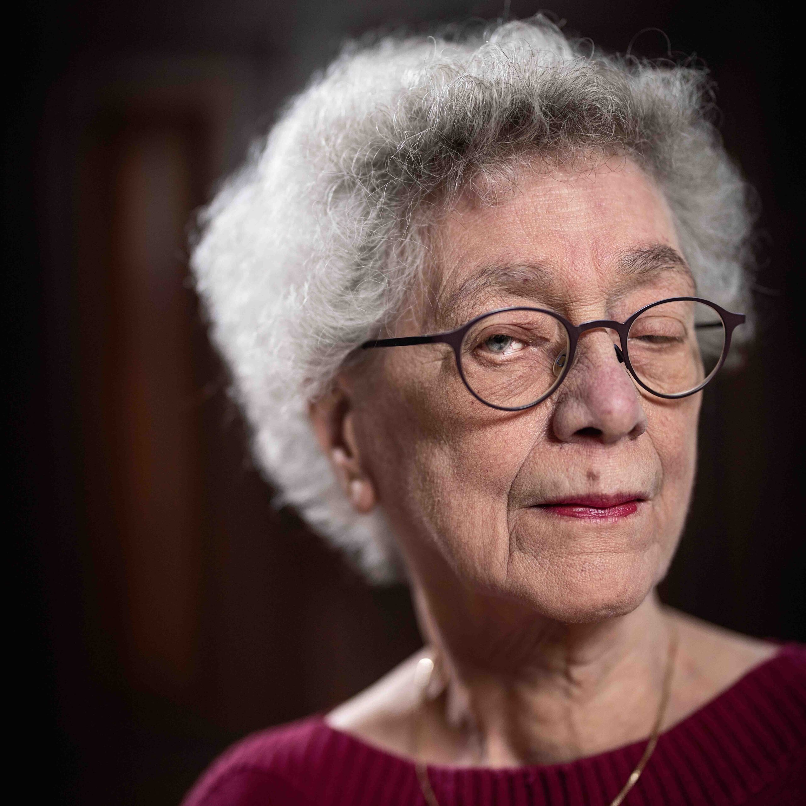 Portret van Els, die leeft met verschillende oogaandoeningen en een donorhoornvlies kreeg.