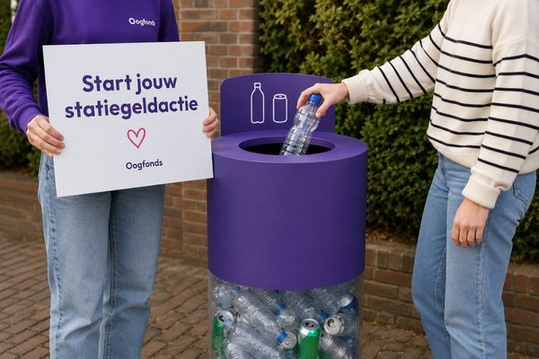 Twee deelnemers promoten een statiegeldactie voor het Oogfonds. Eén persoon levert een statiegeldfles in, terwijl de ander een bord vasthoudt met 'Start jouw statiegeldactie'.
