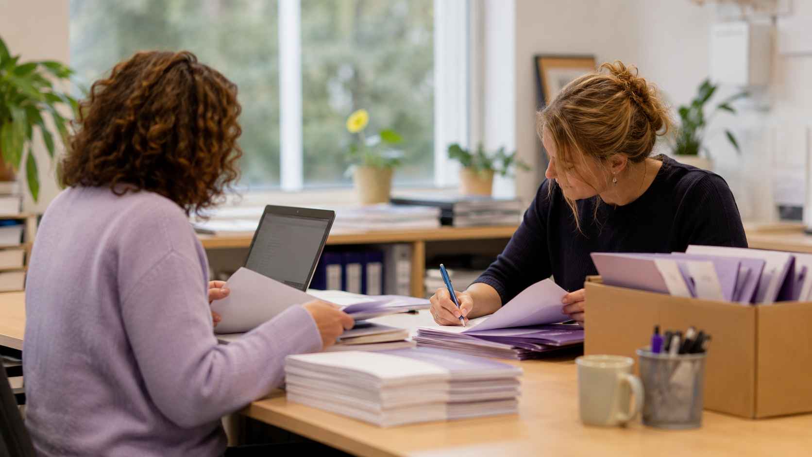 Vrijwilligers Oogfonds aan het werk op kantoor