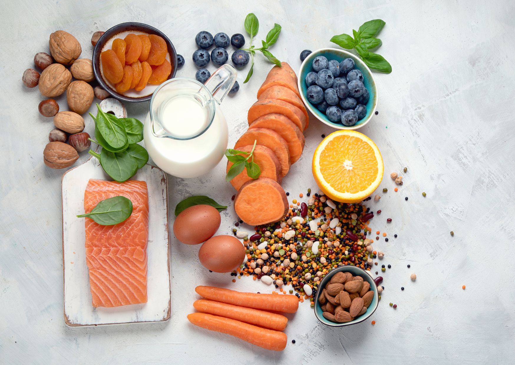 Gezonde voeding zoals zalm, bladgroente en bosbes.