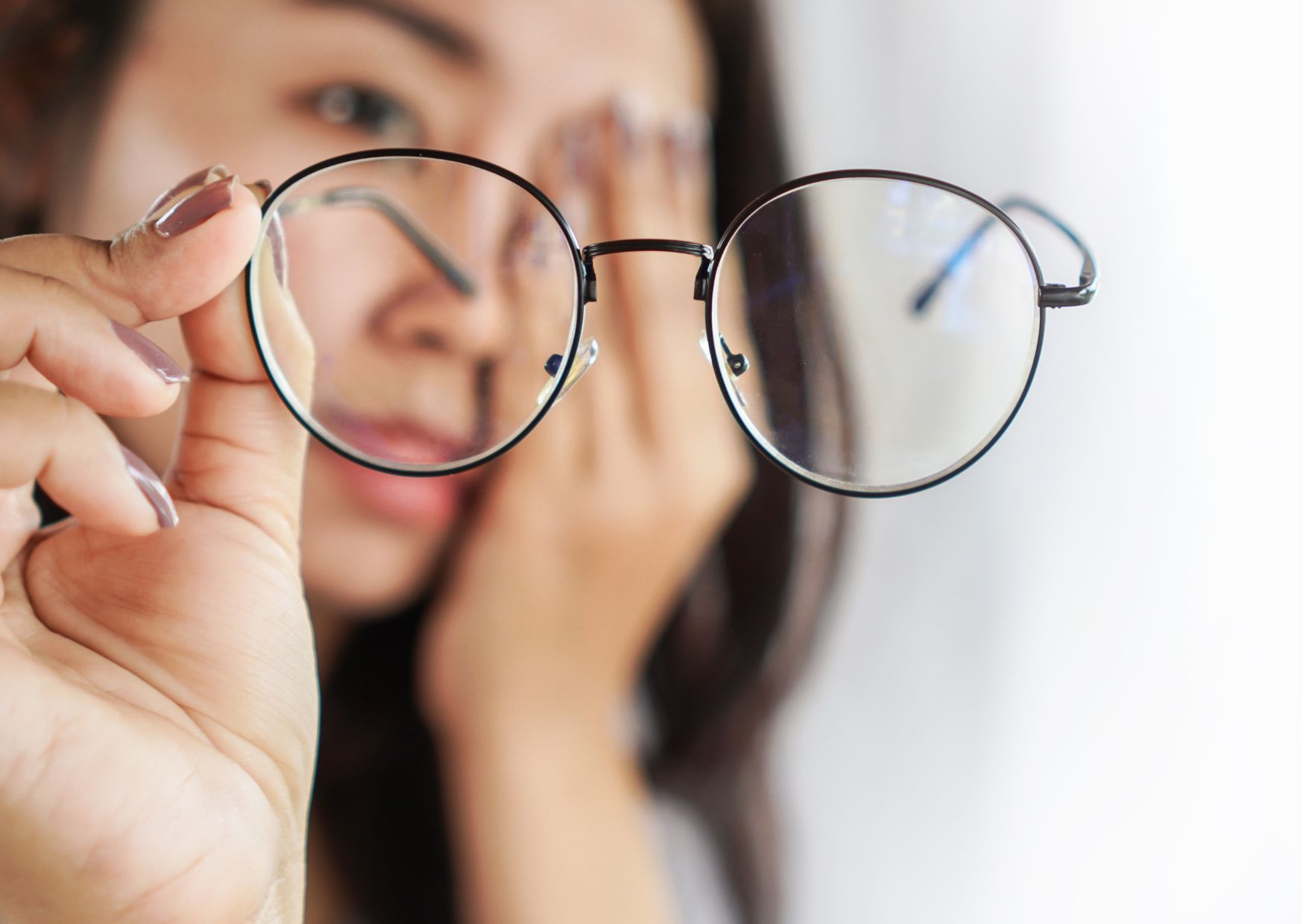 Dame heeft pijn in haar oog.