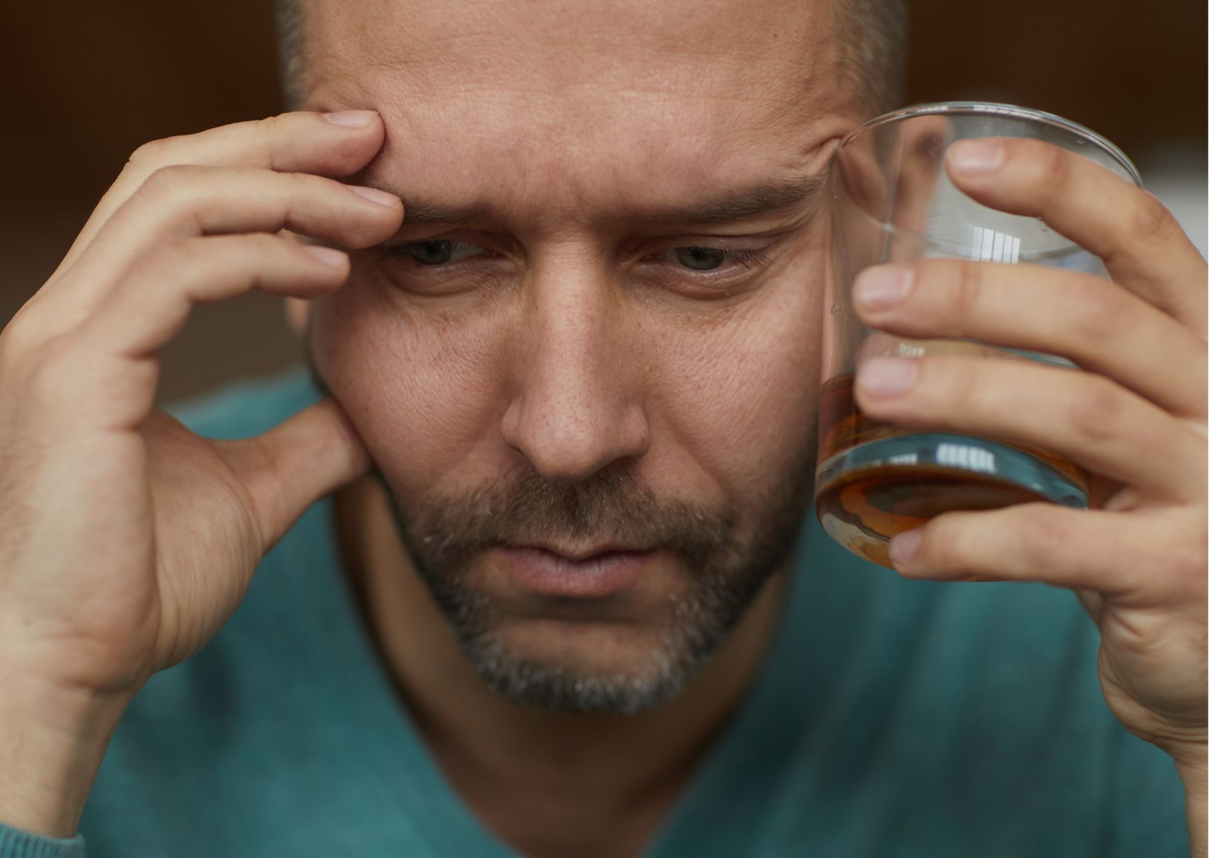 Een man die gedronken heeft en vermoeide ogen ervaart.