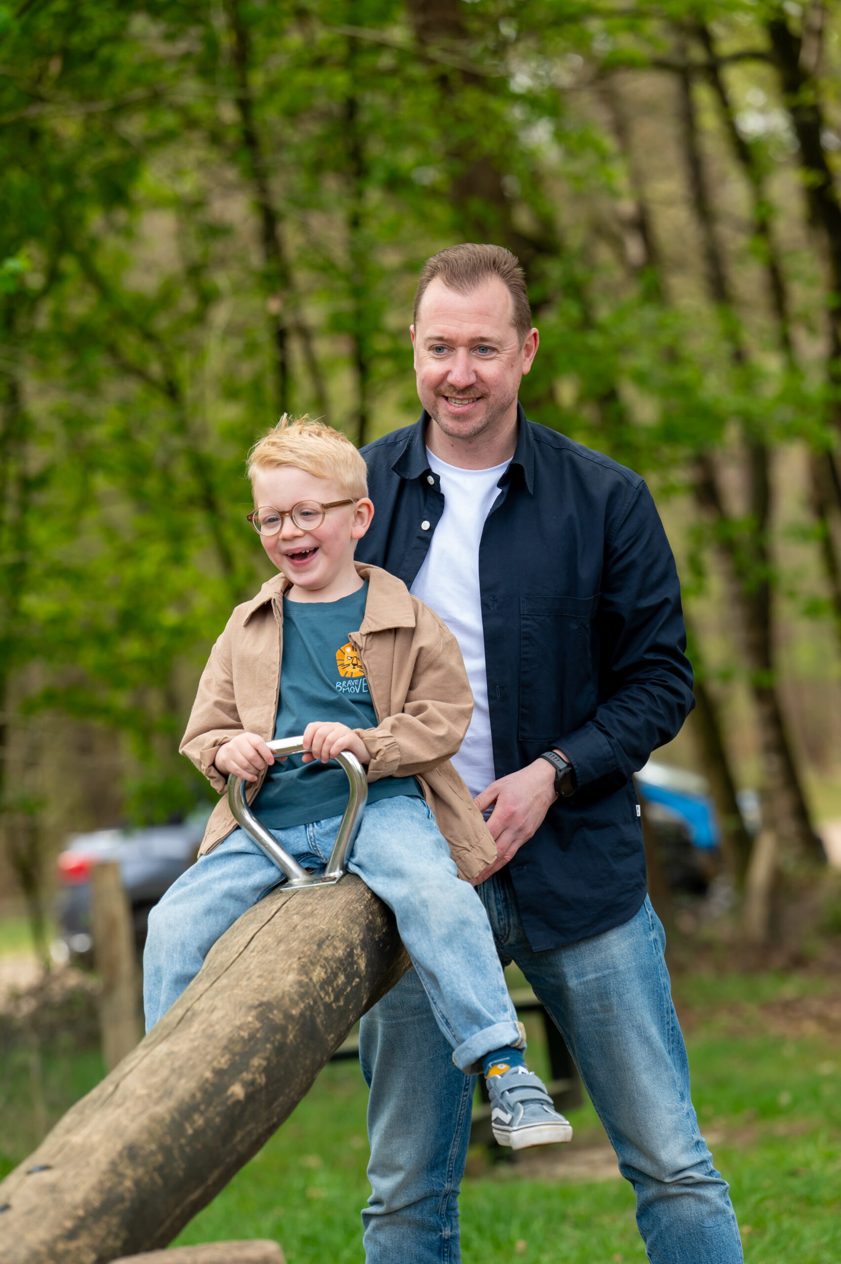 Joa heeft kinderglaucoom, afgebeeld met zijn vader Mark