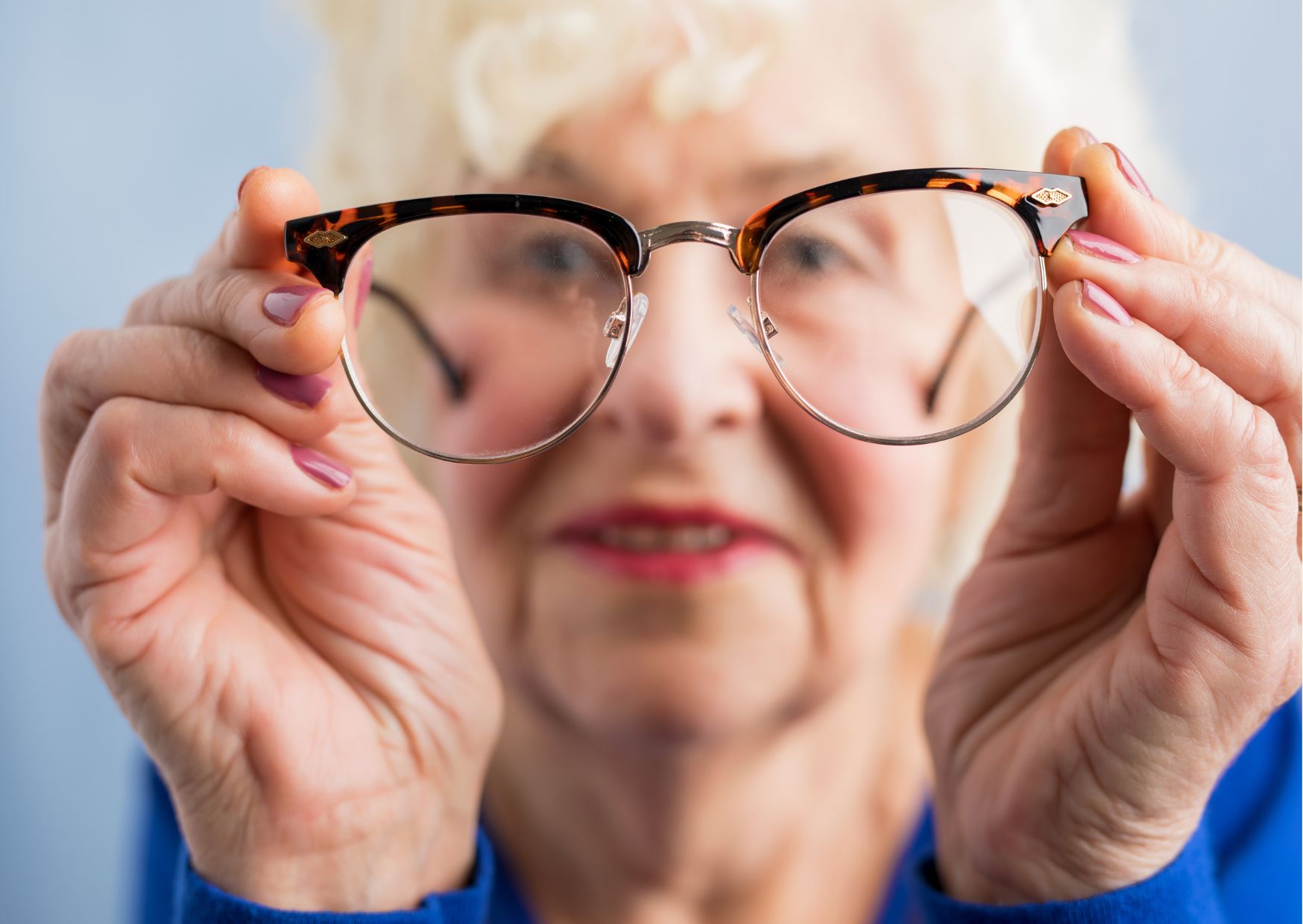 Een vrouw heeft haar bril vast
