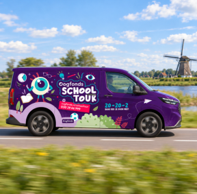 Schooltour bus die rondrijd